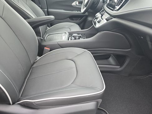 New 2026 Chrysler Pacifica Limited w/ S Appearance Package image 25