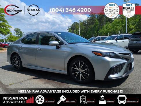 Used 2022 Toyota Camry SE image 3