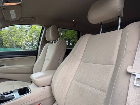 Used 2020 Jeep Grand Cherokee Laredo RWD image 9
