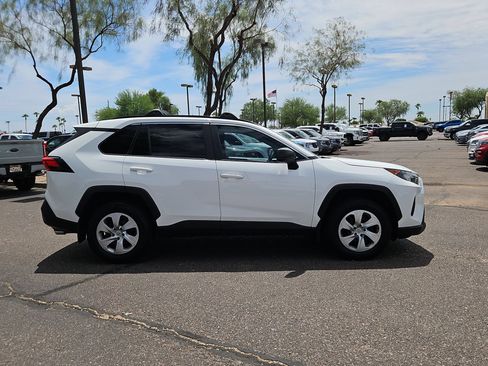 Used 2021 Toyota RAV4 LE FWD image 4