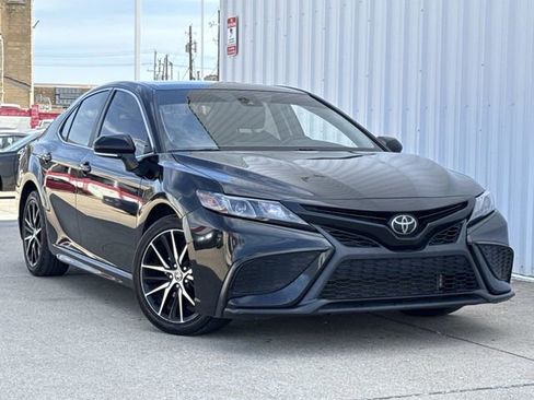 Used 2023 Toyota Camry SE image 2