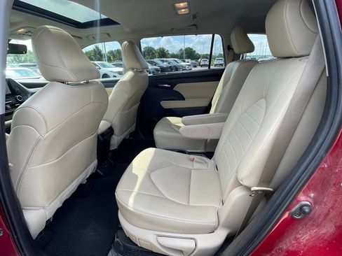 Used 2023 Toyota Highlander XLE FWD image 25