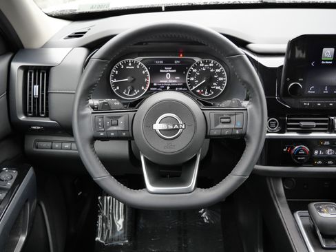 Used 2023 Nissan Pathfinder SL image 16