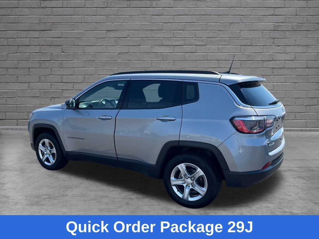 Used 2023 Jeep Compass Latitude w/ Convenience Group AWD/4WD image 3