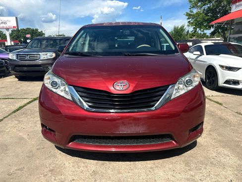 Used 2014 Toyota Sienna LE image 2