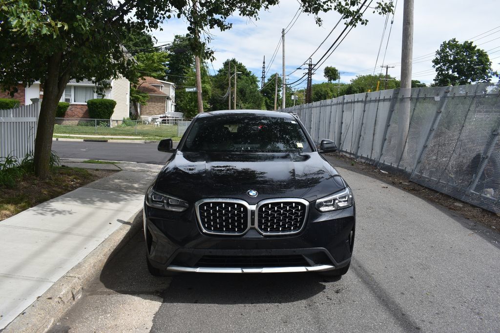 Used 2024 BMW X4 xDrive30i w/ Parking Assistance Package AWD/4WD image 3