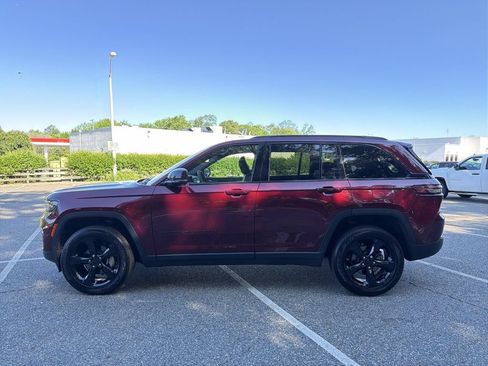 Used 2024 Jeep Grand Cherokee Altitude AWD/4WD image 11