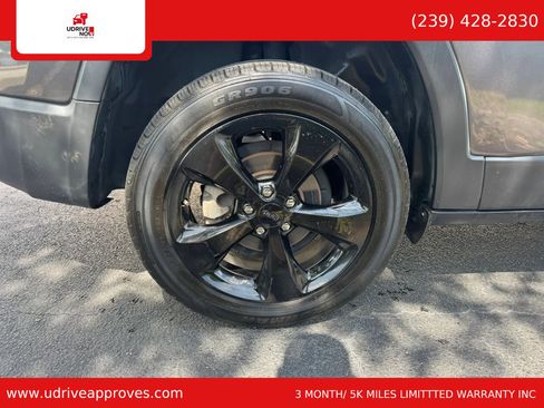 Used 2019 Jeep Cherokee Latitude Plus FWD image 5