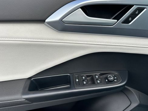 New 2025 Volkswagen Taos SE image 9