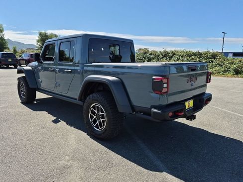 Used 2025 Jeep Gladiator Rubicon w/ Convenience Group AWD/4WD image 5