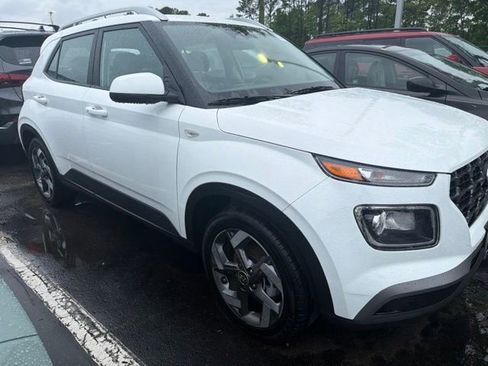 Used 2025 Hyundai Venue SEL FWD image 4