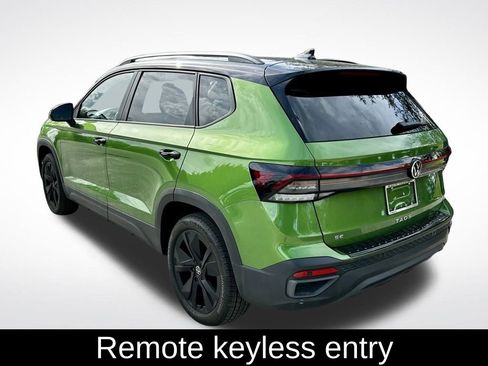 Certified 2025 Volkswagen Taos SE image 7