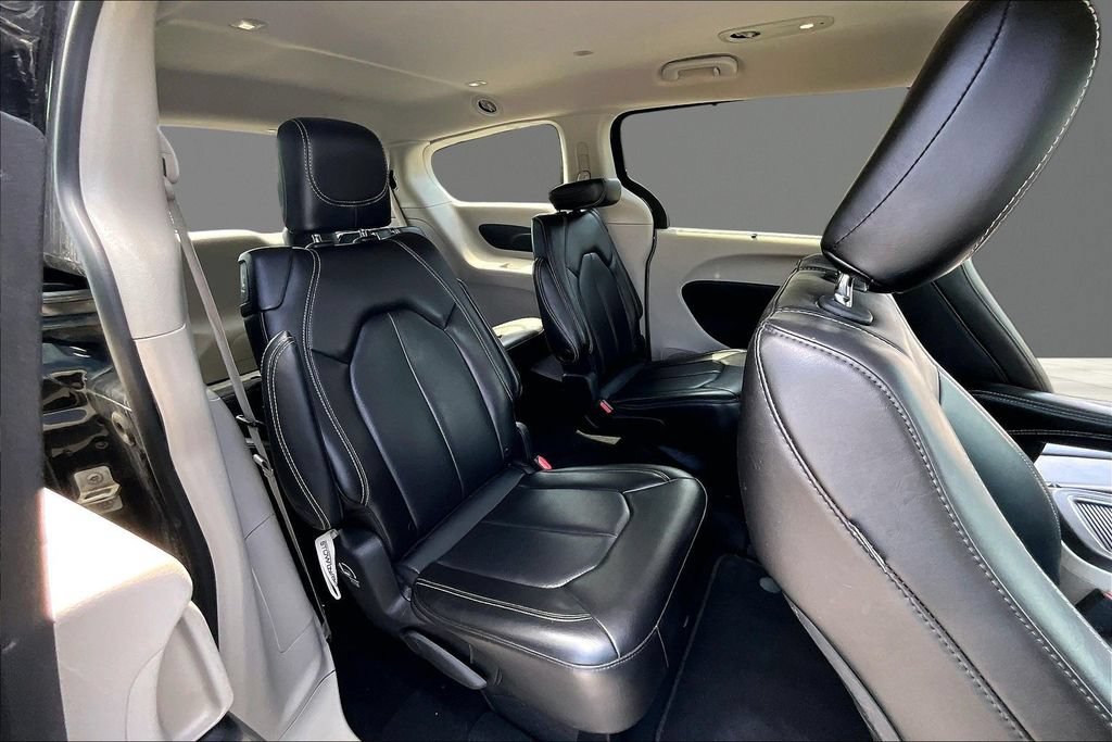 Used 2023 Chrysler Pacifica Touring-L FWD image 21