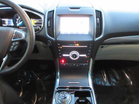 Used 2019 Ford Edge Titanium w/ Cold Weather Package image 38