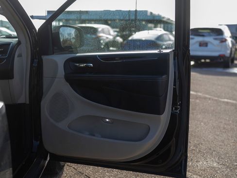 Used 2015 Chrysler Town & Country Touring w/ Driver Convenience Group image 42