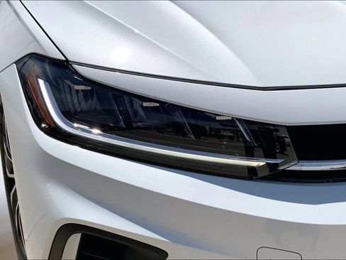Certified 2025 Volkswagen Jetta SE w/ Sunroof Package FWD image 28