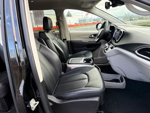 Used 2024 Chrysler Pacifica Touring-L image 9