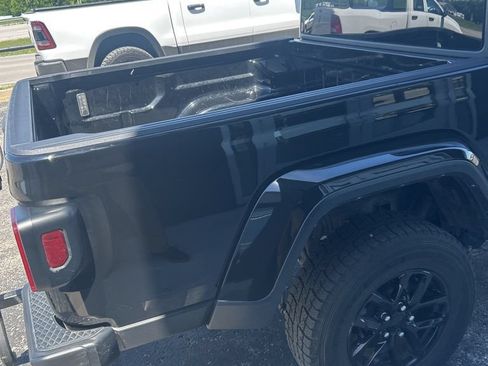 Used 2023 Jeep Gladiator Sport AWD/4WD image 7