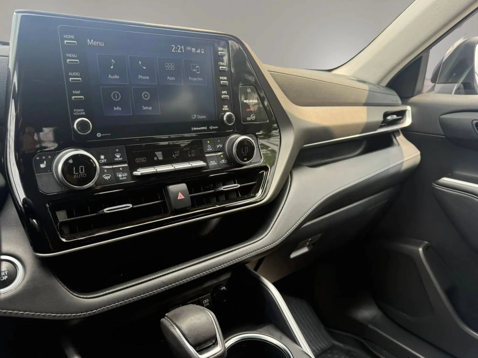 Used 2021 Toyota Highlander XLE AWD/4WD image 29