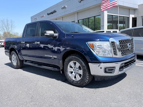 Used 2018 Nissan Titan SV w/ SV Convenience Package image 2