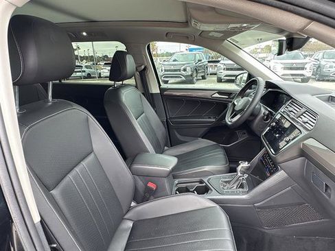 Used 2022 Volkswagen Tiguan SE w/ Panoramic Sunroof Package image 9