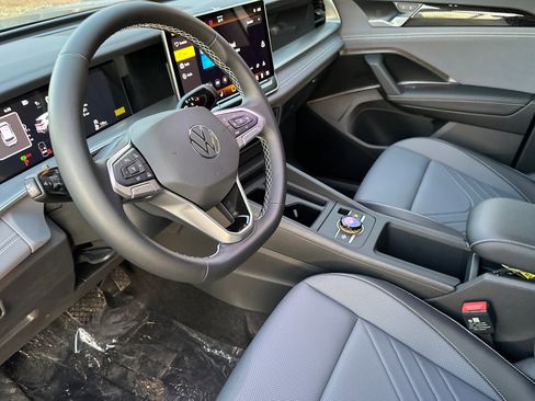 New 2026 Volkswagen Tiguan SE FWD image 10