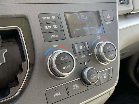 Used 2020 Toyota Sienna LE w/ LE Preferred Package image 30