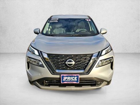Used 2022 Nissan Rogue SV image 2