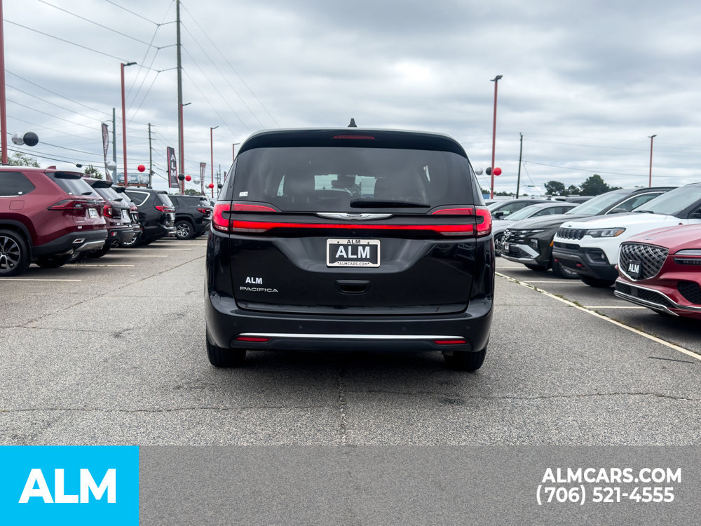 Used 2023 Chrysler Pacifica Touring-L FWD image 15