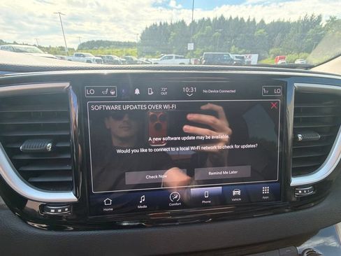 Used 2024 Chrysler Pacifica Touring-L FWD image 36