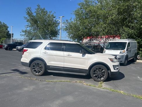 Used 2017 Ford Explorer XLT w/ Equipment Group 202A AWD/4WD image 3