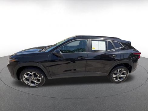 Used 2025 Chevrolet Trax LT FWD image 8