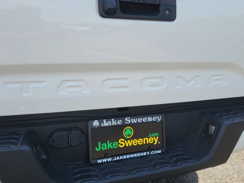 Used 2021 Toyota Tacoma SR AWD/4WD image 9