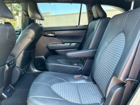 Used 2021 Toyota Highlander XSE FWD image 17