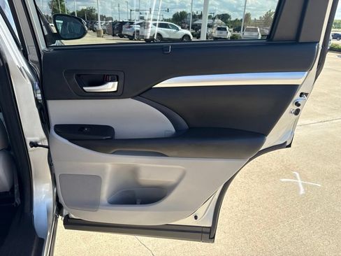 Used 2018 Toyota Highlander XLE AWD/4WD image 22