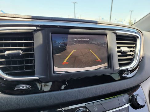 Used 2023 Chrysler Voyager LX FWD image 18
