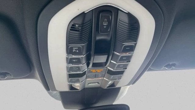 Used 2017 Porsche Cayenne AWD/4WD image 13