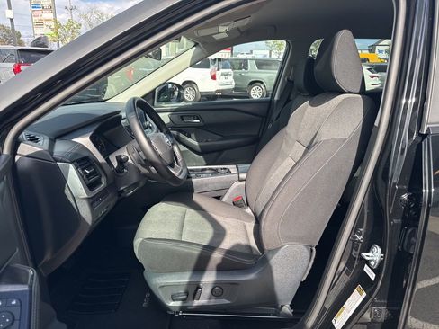 Used 2025 Nissan Rogue SV AWD/4WD image 14