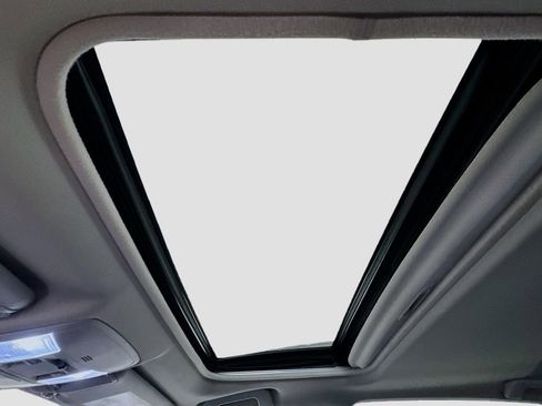 Used 2018 Toyota RAV4 XLE image 10