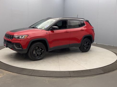 Used 2023 Jeep Compass Trailhawk w/ Trailhawk Convenience Group AWD/4WD image 9