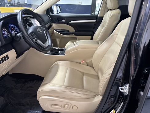 Used 2019 Toyota Highlander XLE image 29