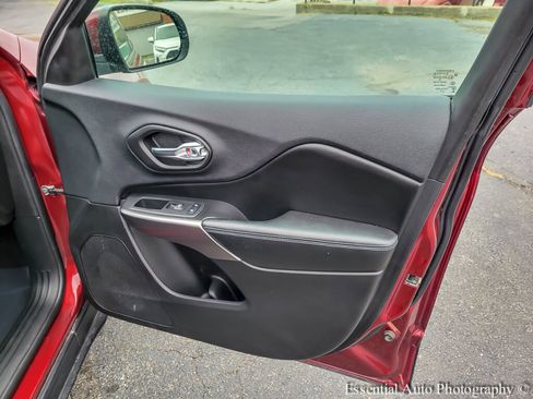 Used 2020 Jeep Cherokee Latitude w/ Cold Weather Group image 30