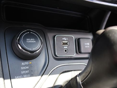 Used 2022 Jeep Cherokee Latitude Lux w/ Sun & Sound Group AWD/4WD image 24