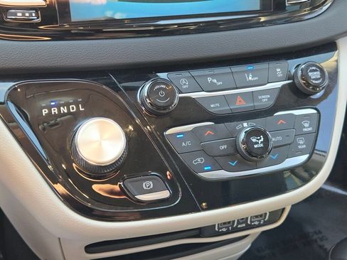 Certified 2023 Chrysler Pacifica Touring-L FWD image 12