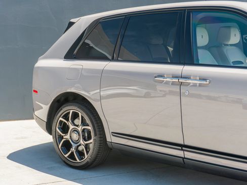 Used 2024 Rolls-Royce Cullinan Black Badge AWD/4WD image 34