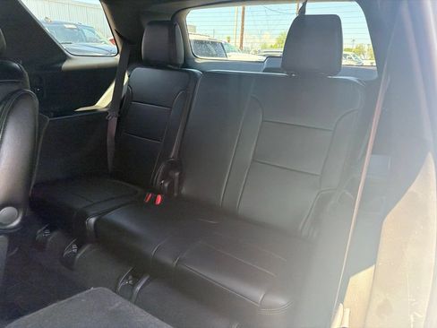 Used 2023 Chevrolet Traverse LT FWD image 14