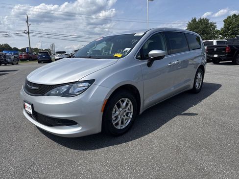 Used 2023 Chrysler Voyager LX FWD image 3