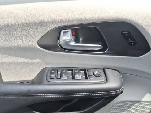 Used 2024 Chrysler Pacifica Touring-L FWD image 12