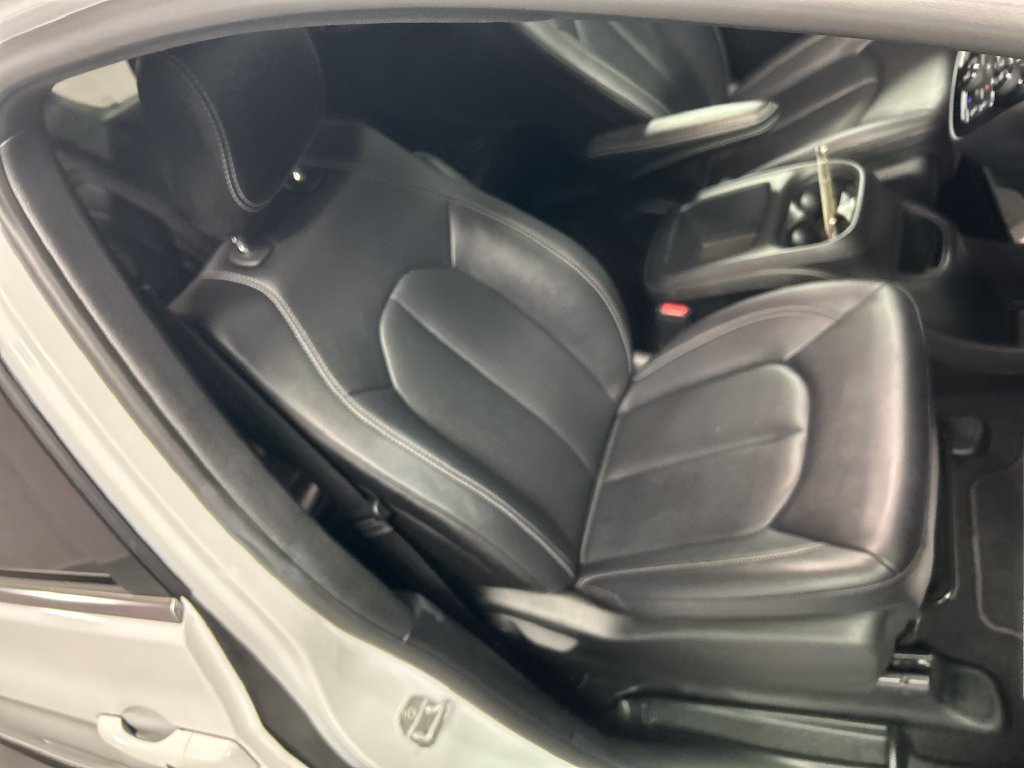Used 2026 Chrysler Pacifica Select FWD image 26