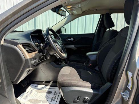 Used 2017 Jeep Cherokee Latitude w/ Cold Weather Group image 6